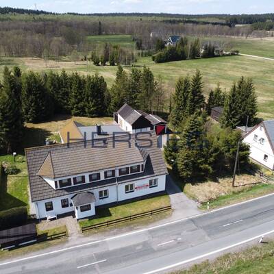 Naturnah wohnen - teilsaniertes Zweifamilienhaus mit reichlich Platz  und großem Grundstück
